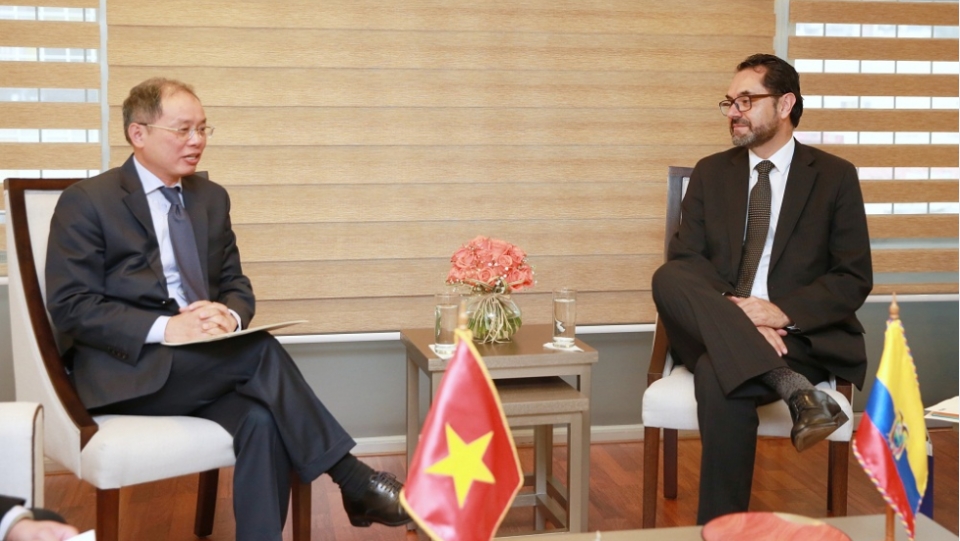 Đại sứ Nguyễn Ngọc Sơn trình Quốc thư tại Ecuador dai su nguyen ngoc son trinh quoc thu len quyen tong thong ecuador