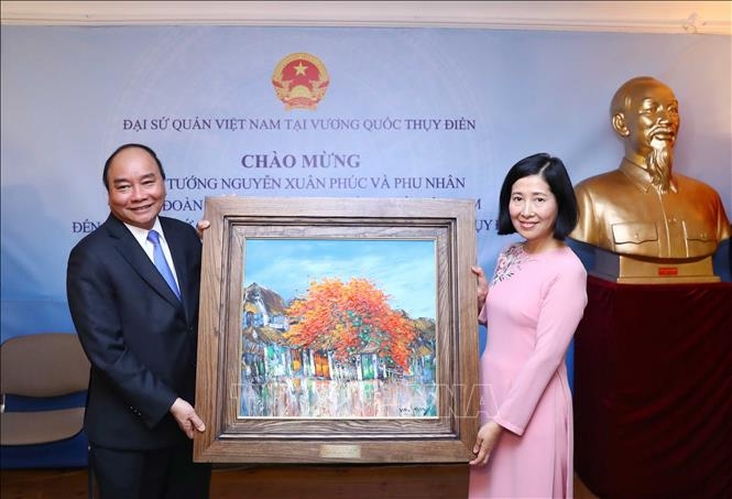 thu tuong nguyen xuan phuc gap go can bo nhan vien dai su quan va cong dong nguoi viet nam tai thuy dien