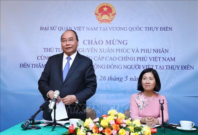 thu tuong nguyen xuan phuc gap go can bo nhan vien dai su quan va cong dong nguoi viet nam tai thuy dien
