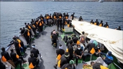 Vấn đề người di cư: Hơn 1.400 người cập bến Lampedusa của Italy