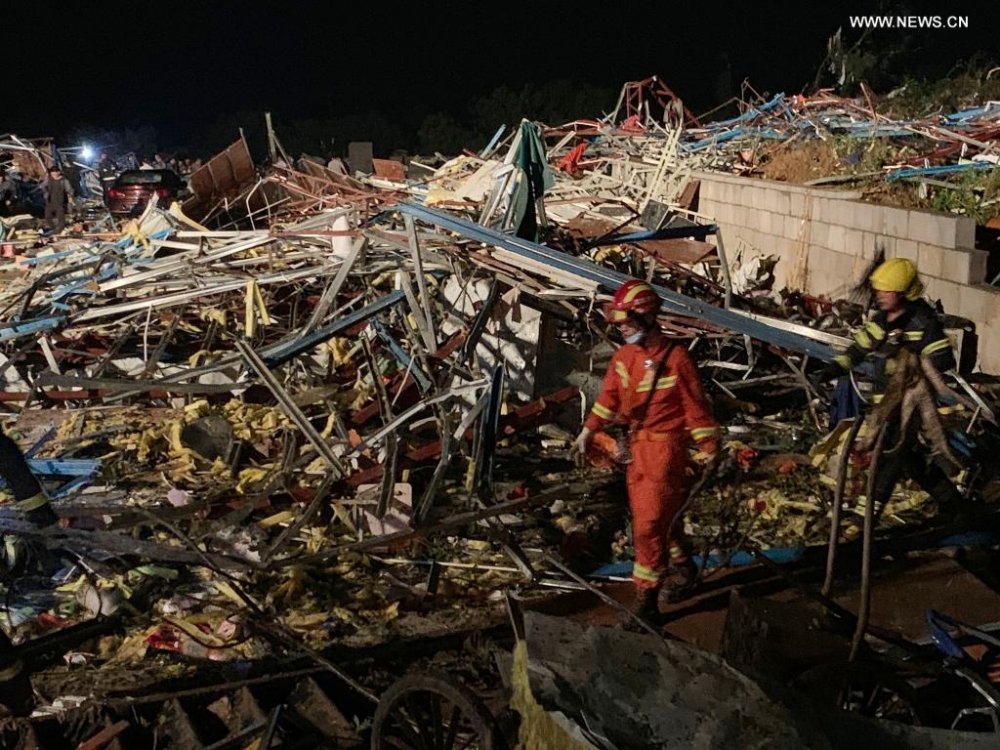 Lốc xoáy xé toạc thành phố Vũ Hán, Trung Quốc; con số nạn nhân lên tới hàng trăm người. (Nguồn: THX)