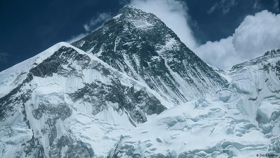 Lo sợ Covid-19 tràn lên 'nóc nhà thế giới', Trung Quốc chính thức cấm leo Everest. (Nguồn: DW)