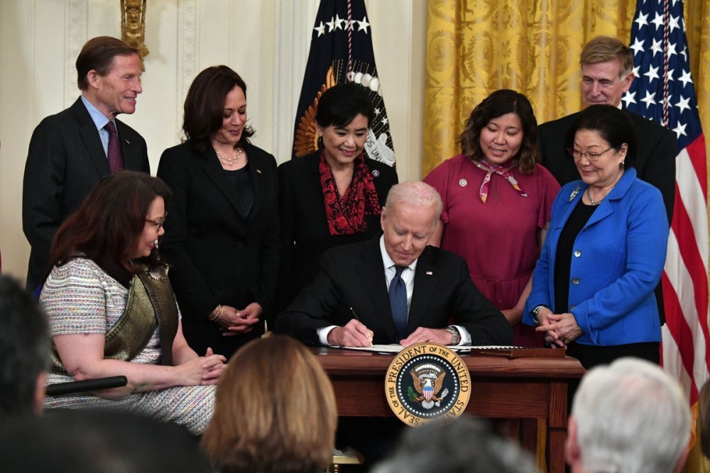 Tổng thống Mỹ ký ban hành luật chống thù hận đối với người gốc Á. (Nguồn: AFP)