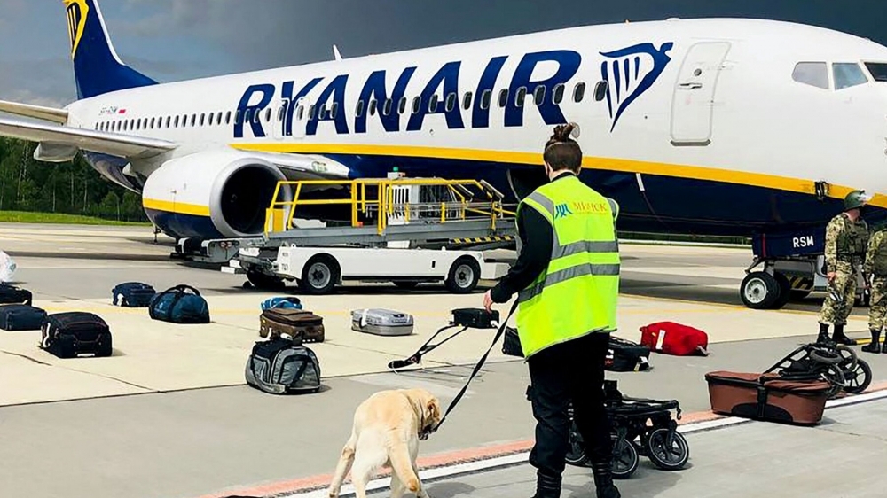 vu may bay ryanair tiet lo moi ve loi de doa danh bom tho nhi ky tim cach dap lua nato belarus nga vao tam ngam