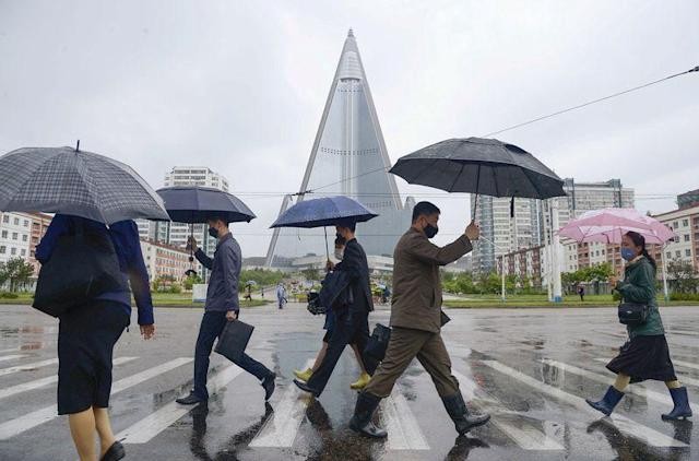 Người dân nghiêm túc thực hiện quy định đeo khẩu trang ở BÌnh Nhưỡng, mặc dù trong hơn 2 năm đại dịch vừa qua, Triều Tiên không cống bố bất cứ ca bệnh nào.