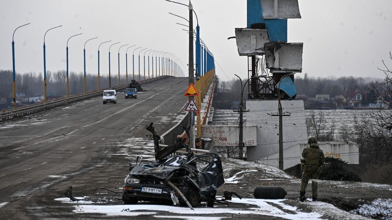Cây cầu bắc qua sông Dnipro từng là địa điểm giao tranh ác liệt ở Kherson trong những ngày đầu xung đột Nga-Ukraine.. (Nguồn: RIa)
