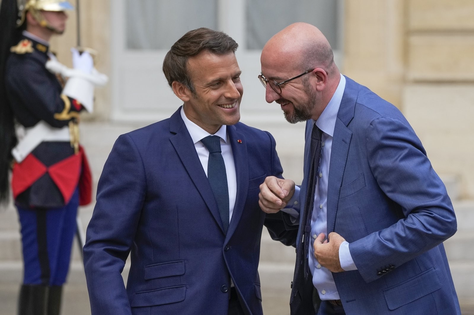 Tổng thống Pháp Emmanuel Macron (L) chào đón Chủ tịch Hội đồng Châu Âu Charles Michel dùng bữa trưa tại Điện Elysee, Paris, Pháp, ngày 16 tháng 5 năm 2022. (Ảnh AP)