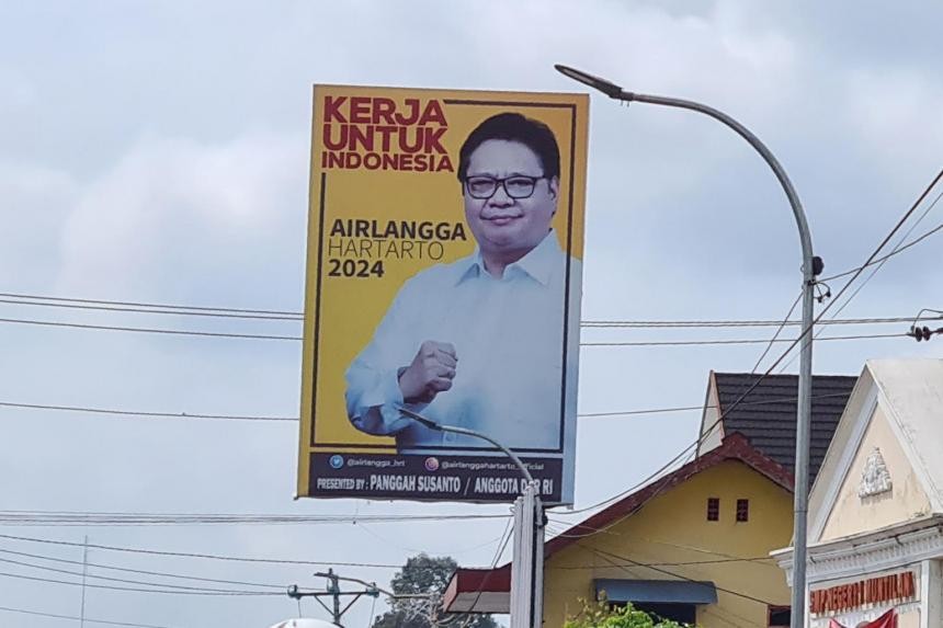 Các bảng quảng cáo chiến dịch có sự góp mặt của Giám đốc Golkar, Airlangga Hartarto đã xuất hiện ở Java và Sulawesi vào cuối năm 2021. (Nguồn: The Straitstimes)