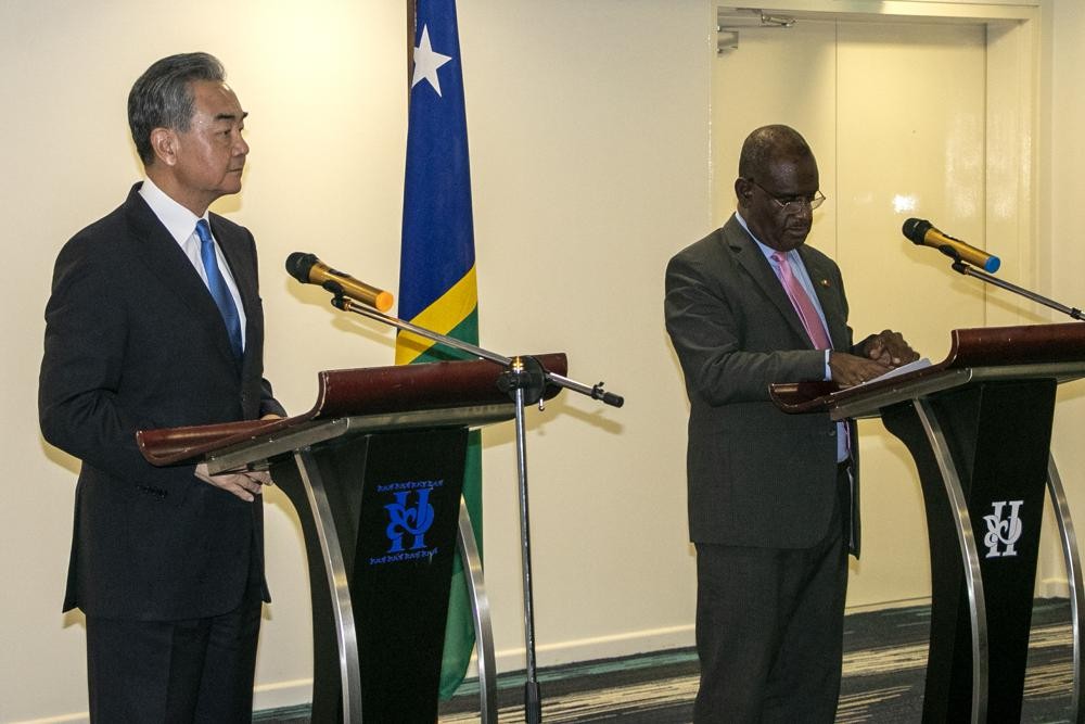 Ngoại trưởng Trung Quốc Vương Nghị (trái) và người đồng cấp Solomon trong cuộc họp báo chung hôm 26/5 ở thủ đô Honiara ở quốc đảo Nam Thái Bình dương. (AP)