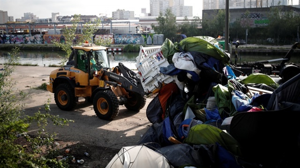 phap tiep tuc giai toa cac khu trai chua nguoi nhap cu trai phep