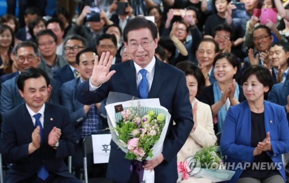 bau cu tai han quoc dang cam quyen gianh chien thang vang doi