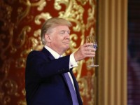 cang thang thuong mai my trung day gia vang chau a tang