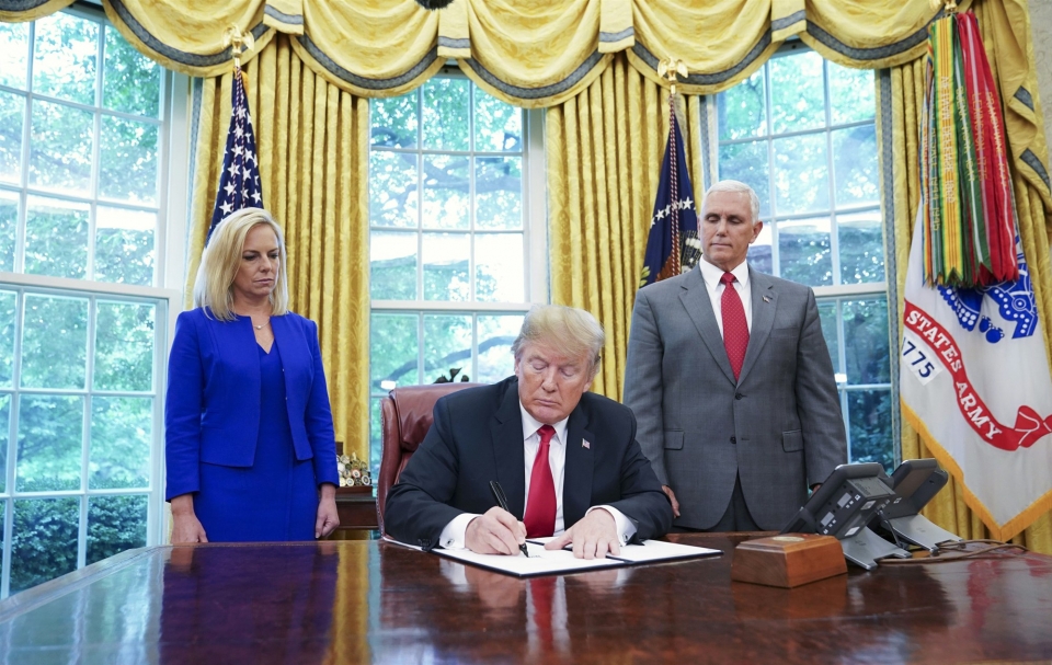 Tổng thống Trump ký sắc lệnh tránh chia cắt các gia đình nhập cư tong thong trump ky sac lenh tranh chia cat cac gia dinh nhap cu