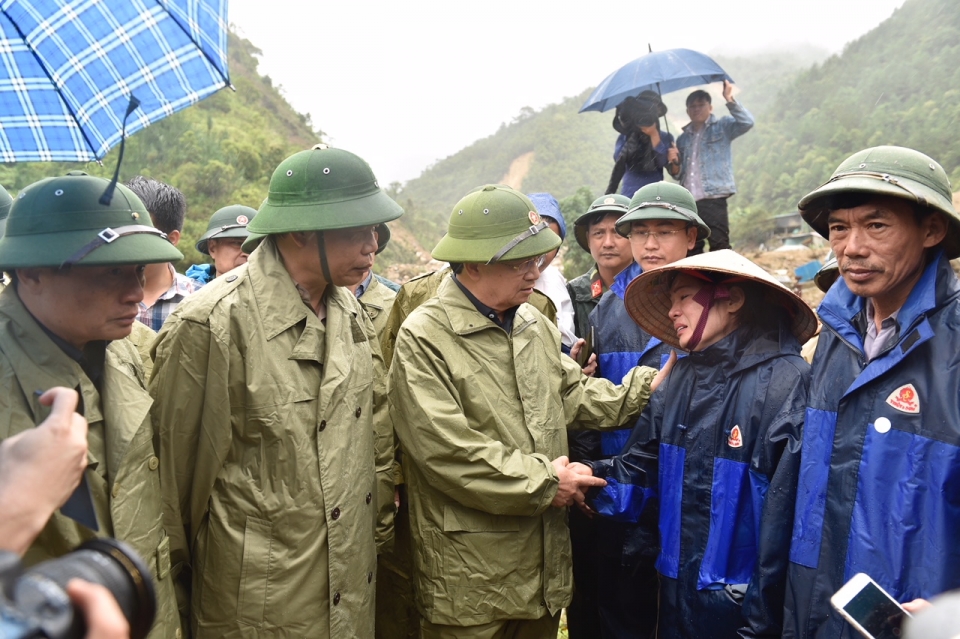 Phó Thủ tướng: Ưu tiên toàn lực tìm kiếm người mất tích, ổn định đời sống người dân pho thu tuong uu tien toan luc tim kiem nguoi mat tich on dinh doi song nguoi dan