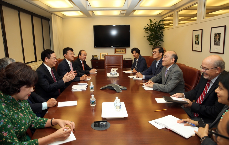 pho thu tuong vuong dinh hue lam viec voi lanh dao wb imf