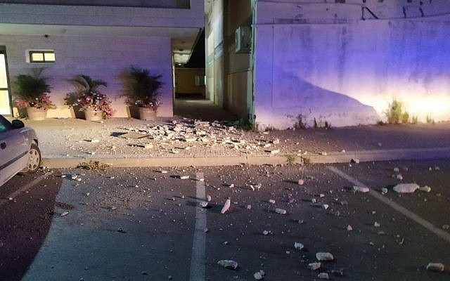 mot toa nha tai israel bi trung ten lua tu gaza