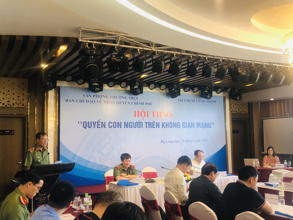 Thiếu tướng Lê Tấn Tới, Thứ trưởng Bộ Công an, Phó Trưởng Ban Thường trực về Nhân quyền Chính phủ phát biểu khai mạc hội thảo. bao ve quyen con nguoi tren khong gian mang van de cap thiet