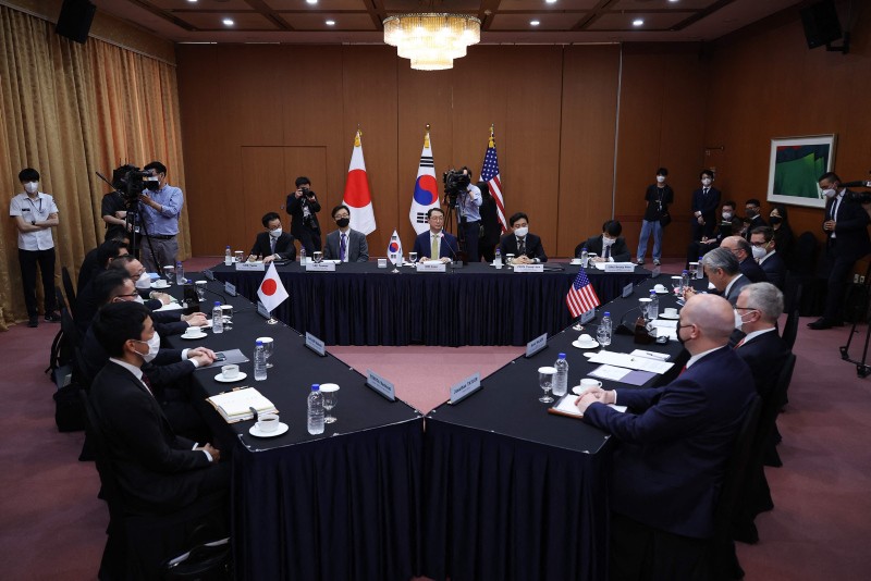 Kim Gunn, đại diện đặc biệt mới của Hàn Quốc về các vấn đề hòa bình và an ninh trên Bán đảo Triều Tiên, người đồng cấp Hoa Kỳ Sung Kim và người đồng cấp Nhật Bản Takehiro Funakoshi tham dự cuộc họp của họ tại Bộ Ngoại giao ở Seoul (AFP)