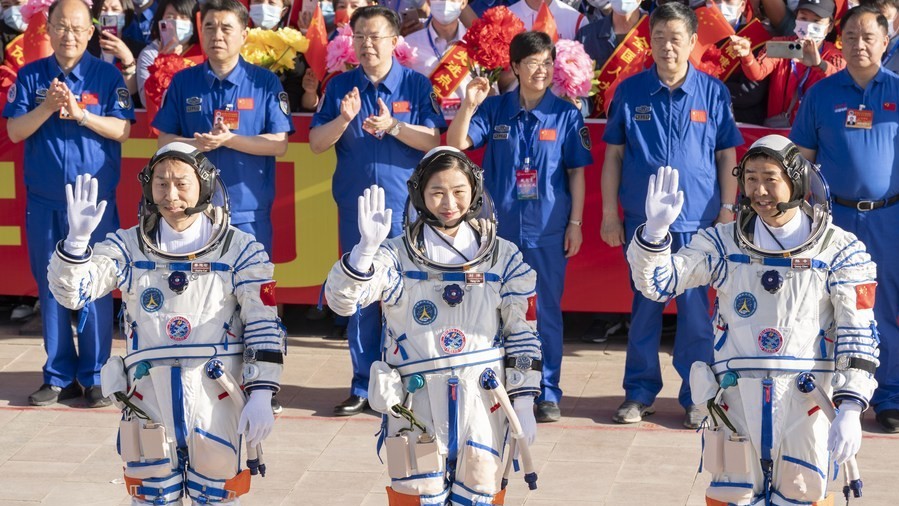 Tàu Thần Châu-14 của Trung Quốc đưa 3 nhà du hành lên Thiên Cung Tàu Thần Châu-14 của Trung Quốc đưa 3 nhà du hành lên Thiên Cung