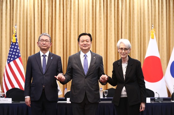 Từ trái sang, Thứ trưởng Bộ Ngoại giao Nhật Bản Takeo Mori, Thứ trưởng Thứ nhất Ngoại giao Cho Hyun-dong và Thứ trưởng Ngoại giao Hoa Kỳ Wendy Sherman gặp nhau tại Seoul hôm thứ Tư. [YONHAP]