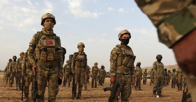 Truyền thông: Lực lượng vũ trang Thổ Nhĩ Kỳ và Syria đều đã vào vị trí chiến đấu. (Nguồn: AFP)