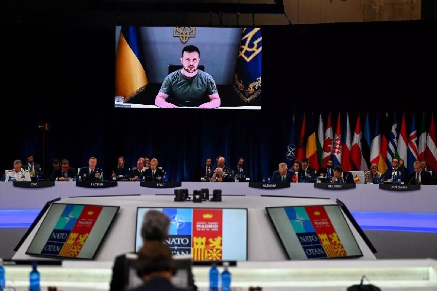 Tổng thống Ukraine tiếp tục mang thông điệp vũ khí đến Thượng đỉnh NATO, Anh tặng 'quà'