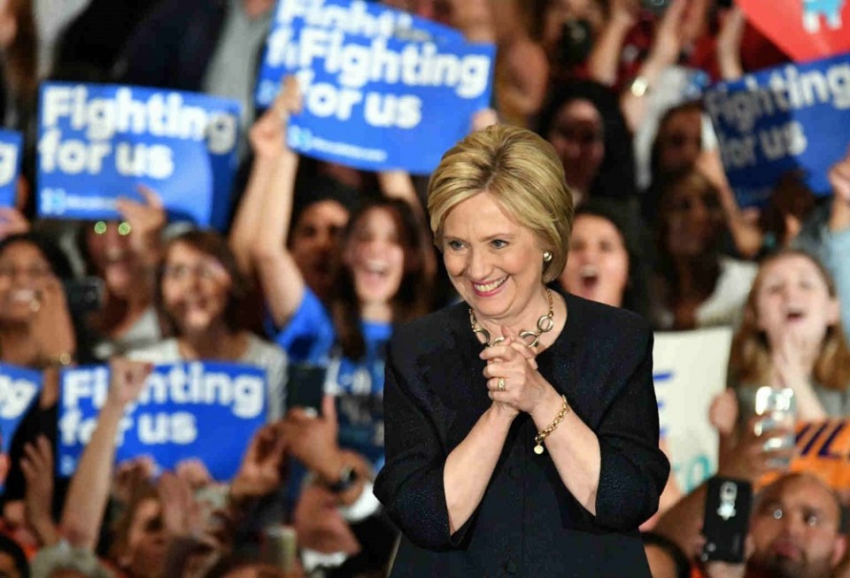 ba clinton buoc mot chan vao nha trang