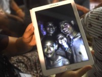 thanh nien indonesia song sot sau 49 ngay troi dat tren bien