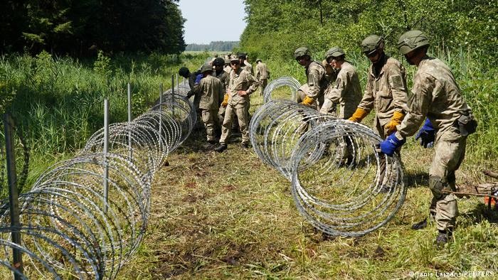 Dòng người di cư đổ bộ, Lithuania chi nghìn tỷ dựng tường rào ngăn cách với Belarus. (Nguồn: Reuters)