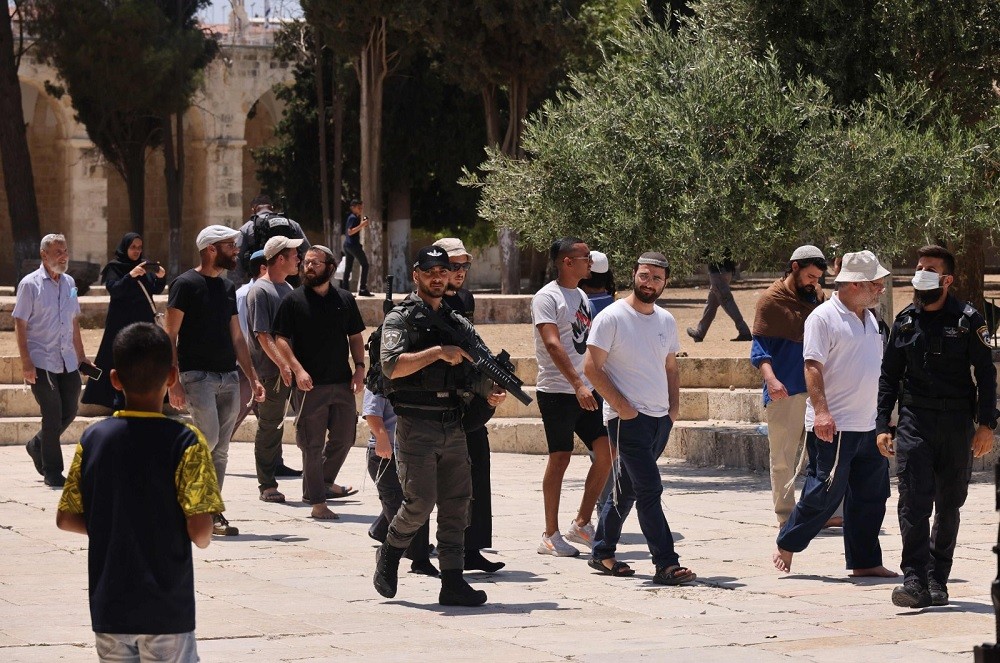 Lực lượng an ninh Israel hộ tống nhóm người Do Thái vào khu vực Núi Đền ngày 18/7. (Nguồn: AFP)