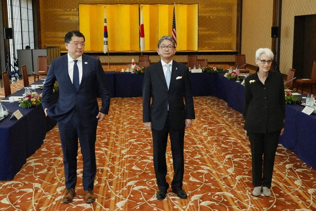 Từ trái qua: Thứ trưởng Ngoại giao thứ nhất Hàn Quốc, Thứ trưởng Ngoại giao Nhật Bản và người đồng cấp Mỹ chụp ảnh trước hội đàm ngày 21/7 ở Tokyo. (Nguồn: AP)
