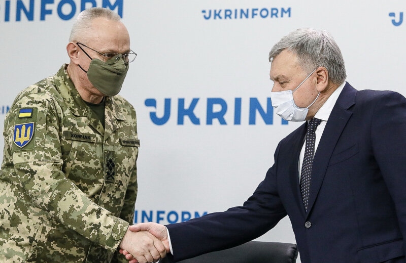 Vì sao Tổng thống Ukraine cách chức người đứng đầu quân đội?