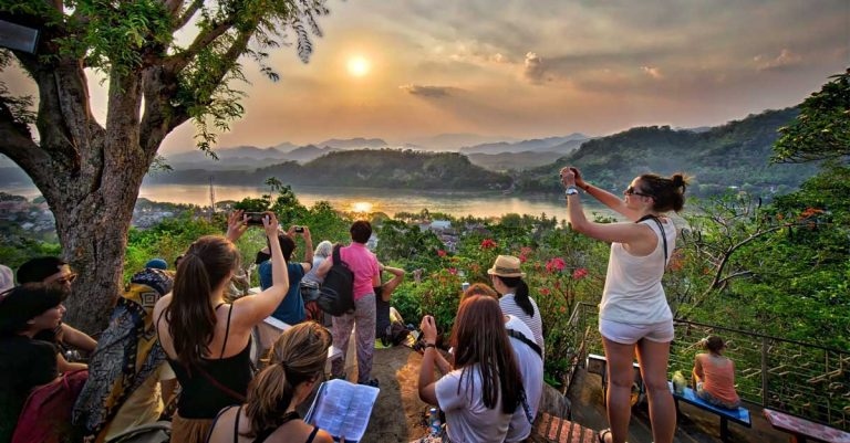 Khách du lịch ngắm cảnh ở núi Mount Phousi thuộc thành phố cổ nổi tiếng Luang Prabang của Lào. (Nguồn: laoair)
