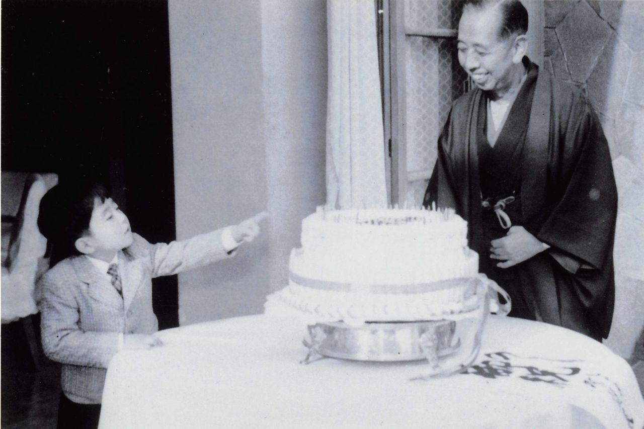 Shinzo Abe, khi còn là một đứa trẻ vào những năm 1950, kỷ niệm sinh nhật của ông nội Nobusuke Kishi, người từng giữ chức thủ tướng từ năm 1957 đến năm 1960.VĂN PHÒNG SHINZO ABE
