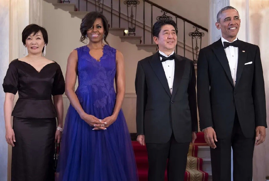 Abe và phu nhân Akie với tổng thống Mỹ Barack Obama và phu nhân Michelle trước bữa tối cấp nhà nước tại Nhà Trắng năm 2015 Ảnh: Brendan Smialowski / AFP / Getty Images