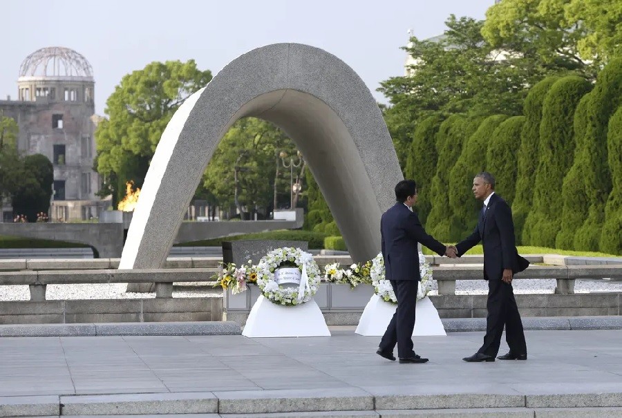 Abe và Obama bắt tay sau khi đặt vòng hoa tại Công viên Tưởng niệm Hòa bình Hiroshima vào tháng 5 năm 2016 sau khi Obama trở thành tổng thống Mỹ đương nhiệm đầu tiên đến thăm nơi xảy ra vụ tấn công bằng bom nguyên tử đầu tiên trên thế giới Ảnh: Carolyn Ka