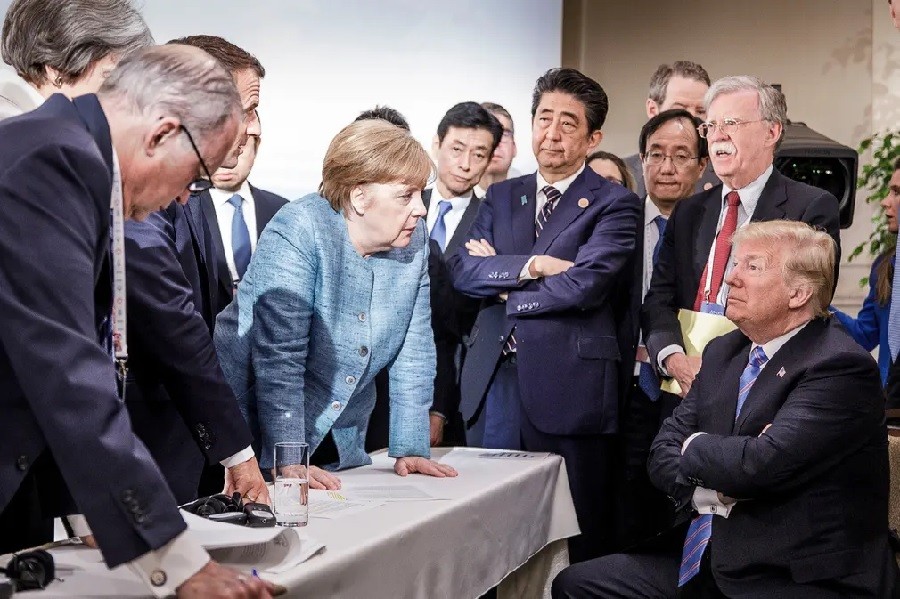 Abe trông giống như Thủ tướng Đức Angela Merkel thảo luận với Tổng thống Mỹ Donald Trump tại hội nghị thượng đỉnh G7 năm 2018 ở Canada Ảnh: Jesco Denzel / Chính phủ Liên bang / Getty Images