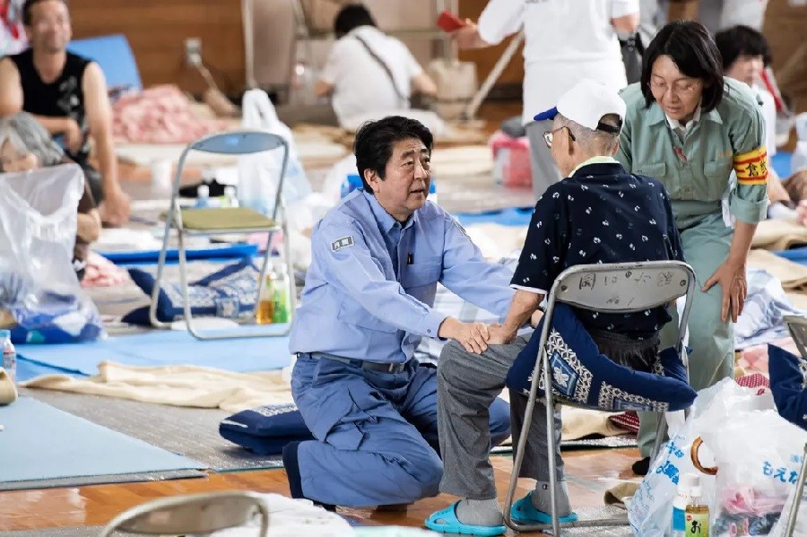 Abe đến thăm một nơi trú ẩn cho những người bị ảnh hưởng bởi lũ lụt ở Mabi, tỉnh Okayama, vào tháng 7 năm 2018 Ảnh: Martin Bureau / AFP / Getty Images