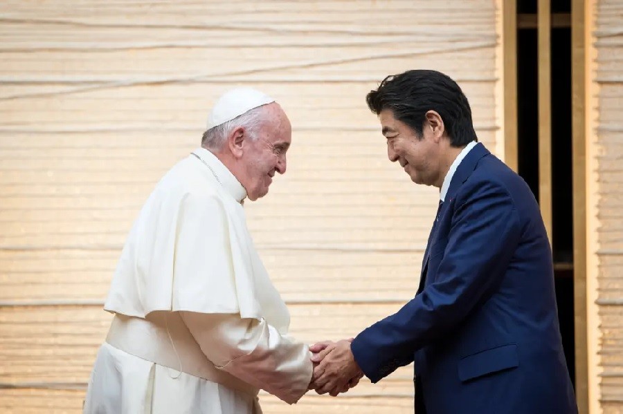 Abe gặp Giáo hoàng Francis vào tháng 11 năm 2019 trong chuyến thăm Nhật Bản - đây chỉ là chuyến thăm thứ hai của Giáo hoàng tới đất nước Ảnh: Getty Images