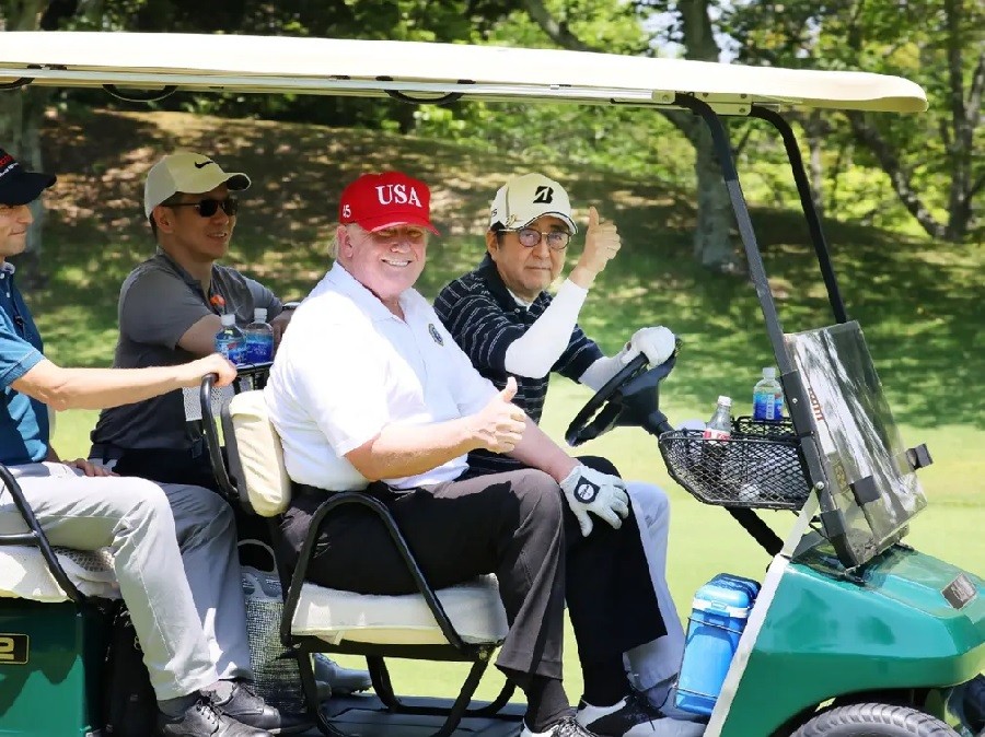 Abe đi xe gôn với Trump trước khi chơi một vòng gôn tại Câu lạc bộ đồng quê Mobara ở Chiba vào tháng 5 năm 2019 Ảnh: AFP / Getty Images