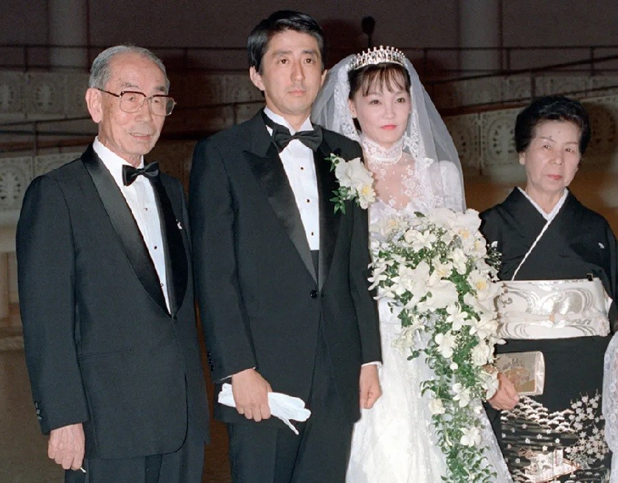 Shinzo Abe và vợ Akie trong đám cưới của họ với cựu thủ tướng Nhật Bản Takeo Fukuda và vợ ông Mie, vào tháng 6 năm 1987 Ảnh: Kyodo News Stills / Getty Images