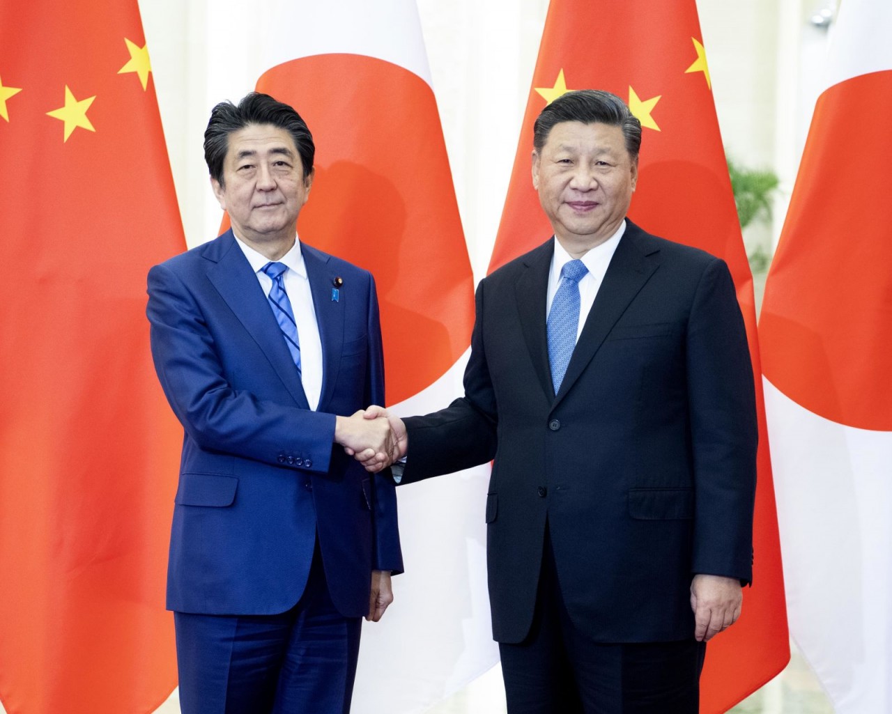 Abe gặp Chủ tịch Trung Quốc Tập Cận Bình tại Đại lễ đường Nhân dân ở Bắc Kinh vào năm 2019.Li Xueren / Tân Hoa Xã / Getty Images
