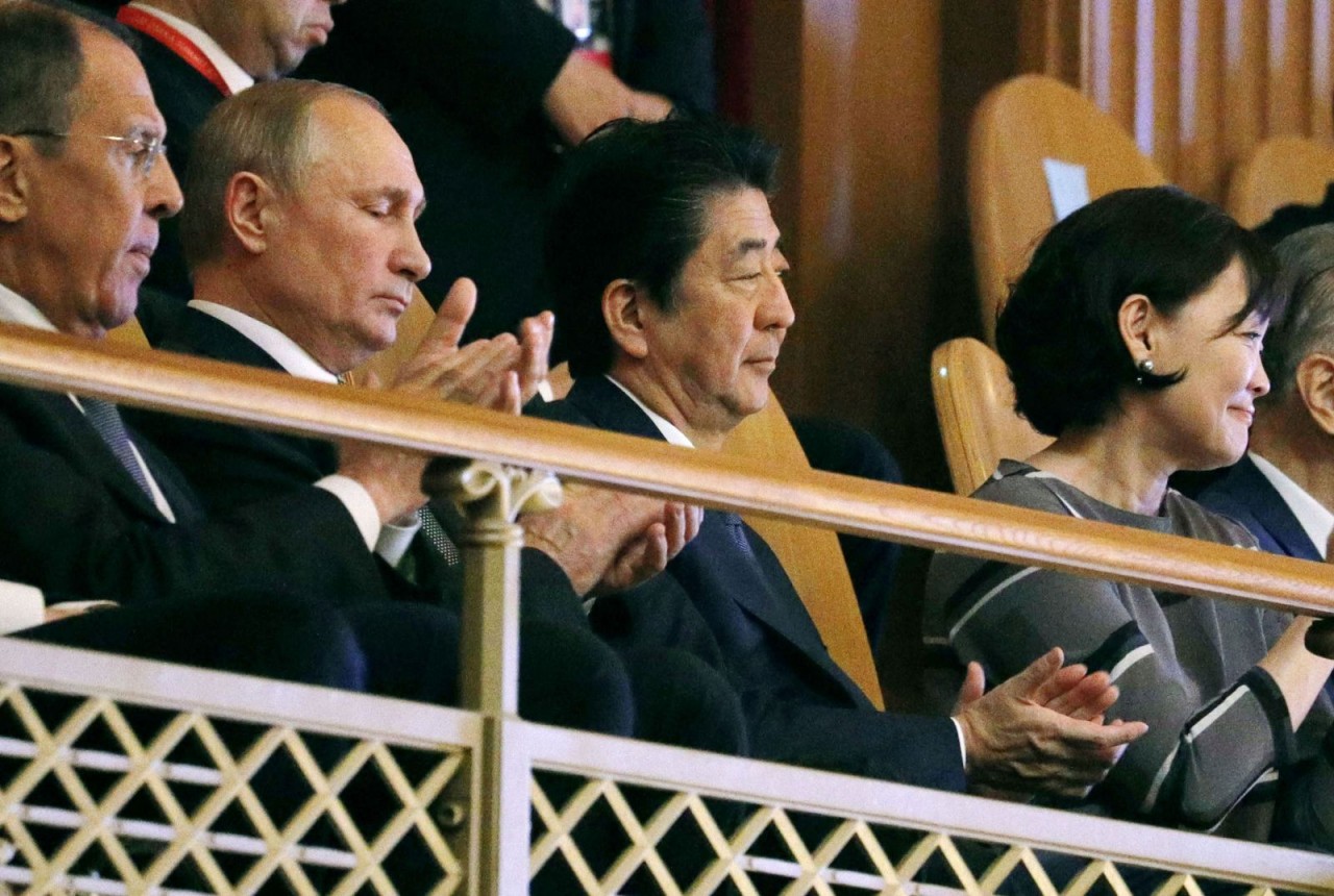 Abe ngồi cạnh Tổng thống Nga Vladimir Putin tại một buổi lễ cho một dự án trao đổi văn hóa ở Osaka, Nhật Bản, vào năm 2019.Kyodo News / Kyodo News Stills / Kyodo News Stills qua Getty Imag