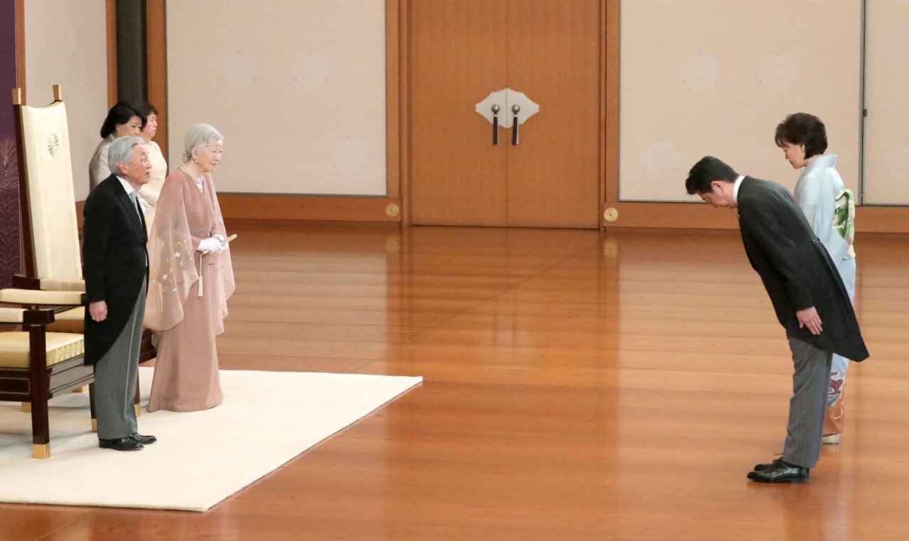 Abe và vợ, Akie, chào Nhật hoàng Nhật Bản Akihito và Hoàng hậu Michiko nhân kỷ niệm 60 năm ngày cưới vào năm 2019.Kyodo / AP