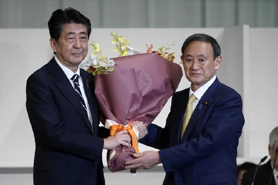 Abe cùng với Yoshihide Suga, người trở thành người kế nhiệm ông với tư cách là người đứng đầu đảng Dân chủ Tự do và là thủ tướng, vào năm 2020 Ảnh: Eugene Hoshiko / AP
