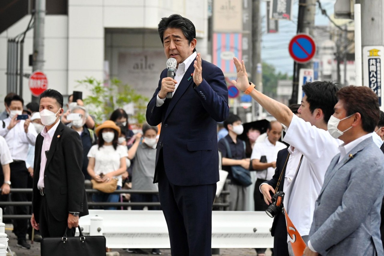 Abe có một bài phát biểu trên đường phố cho các ứng cử viên của đảng ở Nara, Nhật Bản, trước khi ông bị bắn vào thứ Sáu, ngày 8 tháng Bảy.Asahi Shimbun qua Getty Images