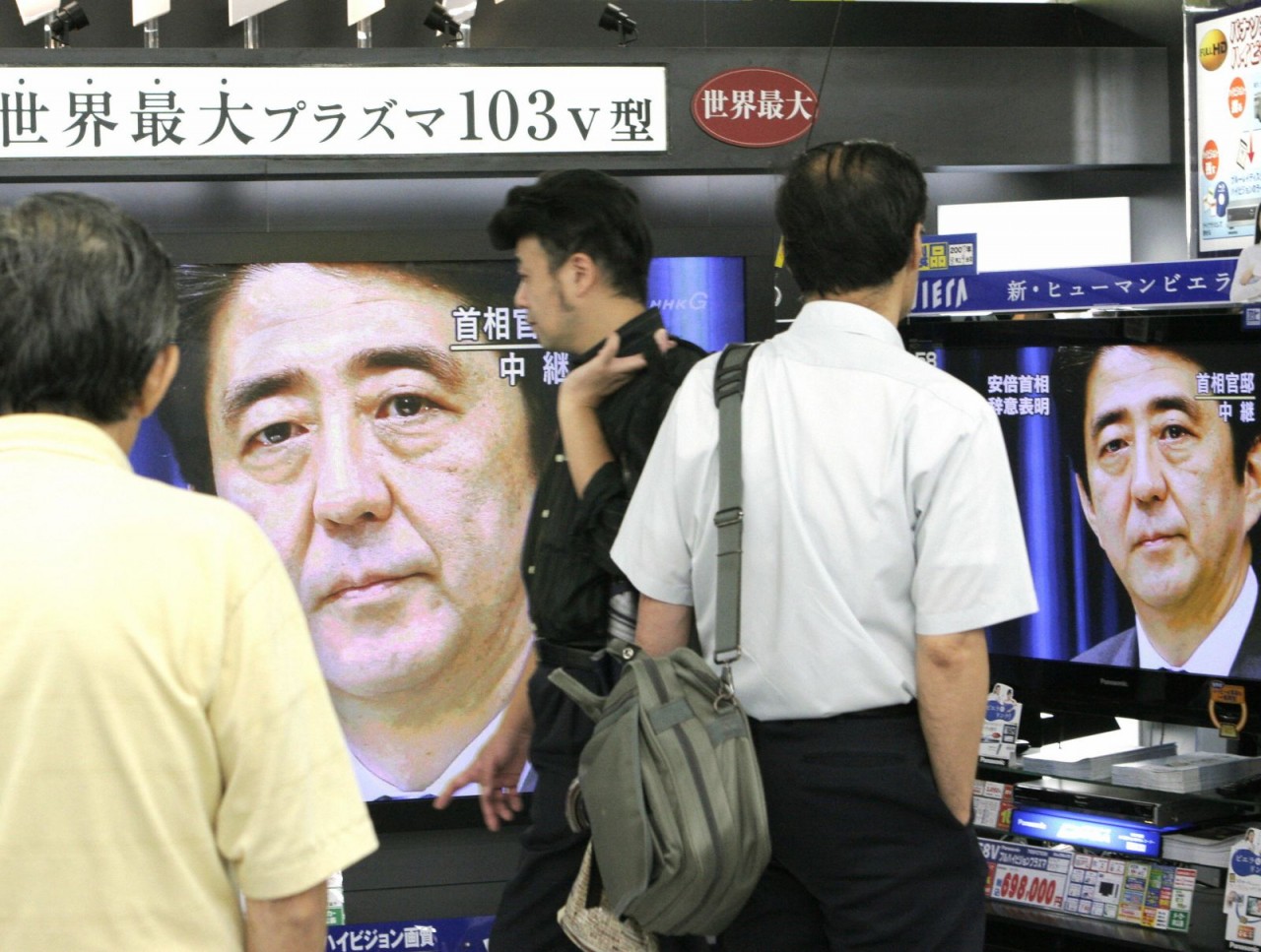 Màn hình truyền hình chiếu cảnh Abe tuyên bố từ chức thủ tướng vào năm 2007. Ông mới nắm quyền chưa đầy một năm, nhưng một loạt vụ bê bối đã cản trở chương trình nghị sự của ông và khiến tỷ lệ phê duyệt của ông giảm mạnh.Yoshikazu Tsuno / AFP / Getty Imag