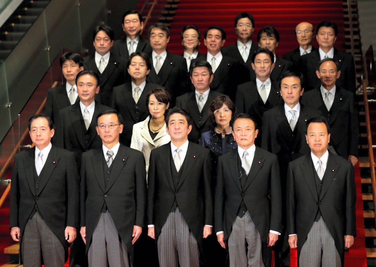Abe bắt đầu nhiệm kỳ thủ tướng thứ hai vào năm 2012. Tại đây, ông chụp ảnh với các thành viên nội các mới tại dinh thự chính thức của mình ở Tokyo.Hình ảnh Asahi Shimbun / Getty