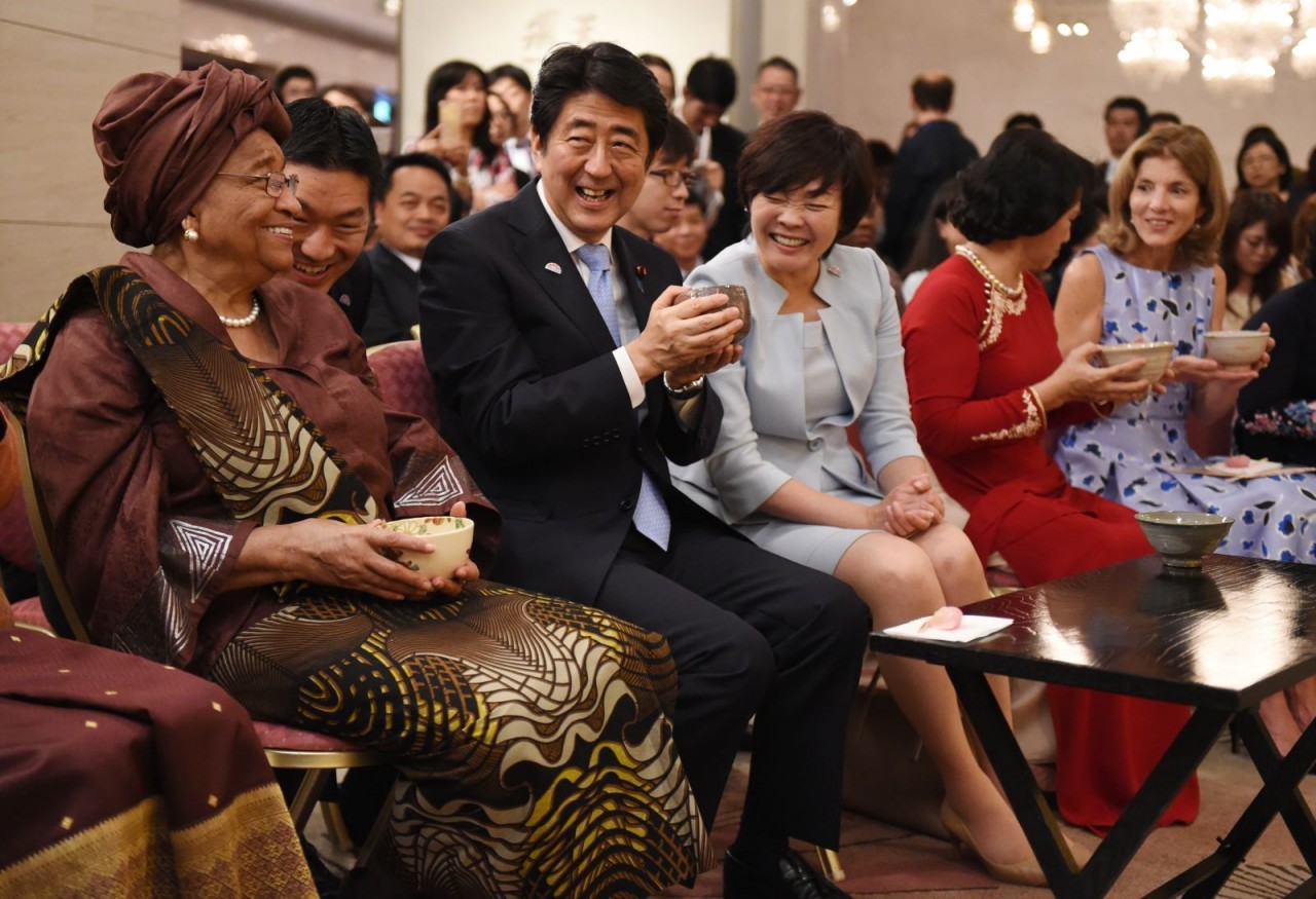 Abe và vợ của ông, Akie, tham dự một buổi thuyết trình về nghi thức trà tại hội nghị Thế giới cho Phụ nữ ở Tokyo vào năm 2015.Toshifumi Kitamura / AFP / Getty Images