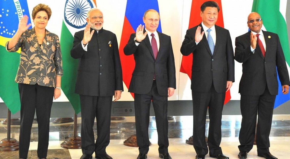 su suy yeu cua brics